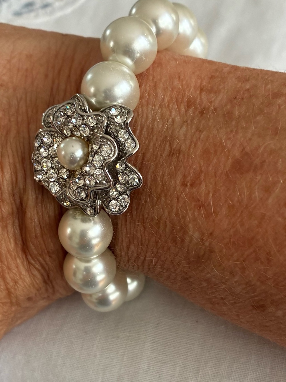 Pearl and Rhinestone Flower Stretch Bracelet - White